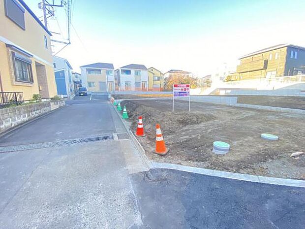 前面道路を含めた現地写真です。