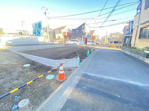 前面道路を含めた現地写真です。