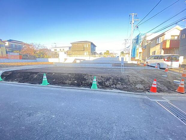 前面道路を含めた現地写真です。