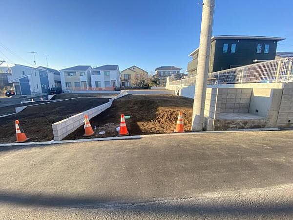 前面道路を含めた現地写真です。