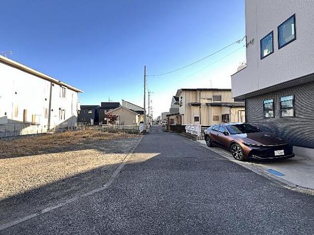 前面道路を含めた現地写真です。