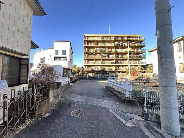 前面道路を含めた現地写真です。