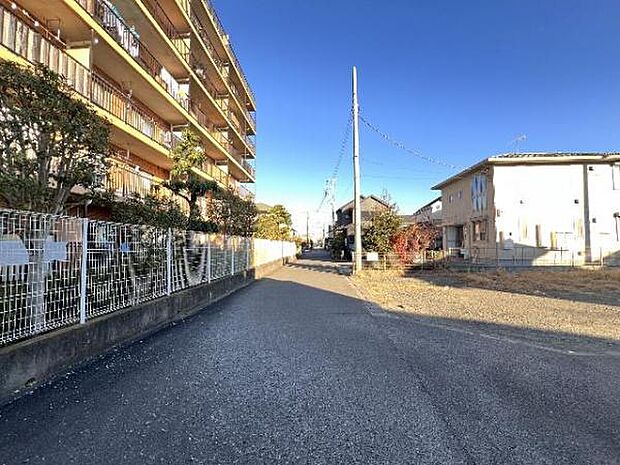 前面道路を含めた現地写真です。