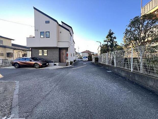 前面道路を含めた現地写真です。