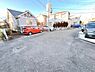 外観：前面道路を含めた現地写真です。