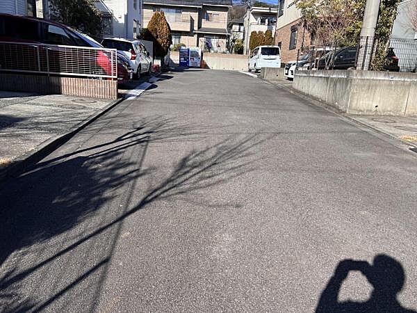 前面道路を含めた現地写真です。