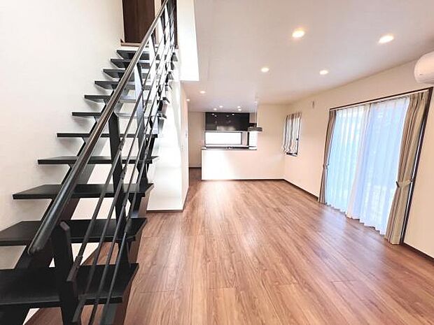 ご家族の温かい時間を演出するダイニングスペースです。