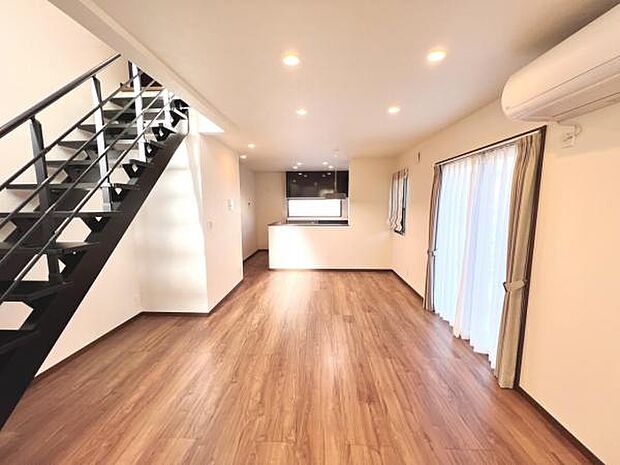 お食事中もキッチンと会話が楽しめるダイニングスペース。