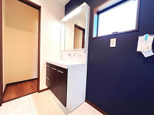 洗面化粧台です。朝の身支度から1日が始まります。