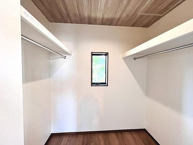 ウォークインクローゼットがあり収納スペースも豊富。季節物もスッキリ片付きそうです。