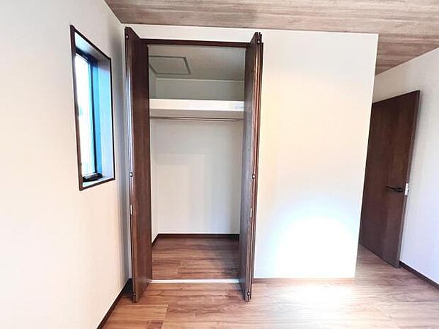 いつでもお部屋をスッキリお使い頂ける収納スペースを設置。