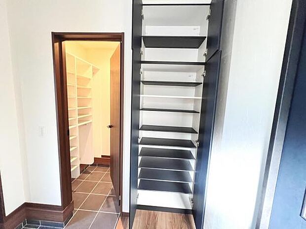 いつでもお部屋をスッキリお使い頂ける収納スペースを設置。