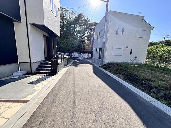 前面道路を含めた現地写真です。