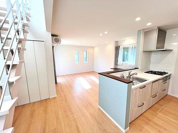 お食事中もキッチンと会話が楽しめるダイニングスペース。