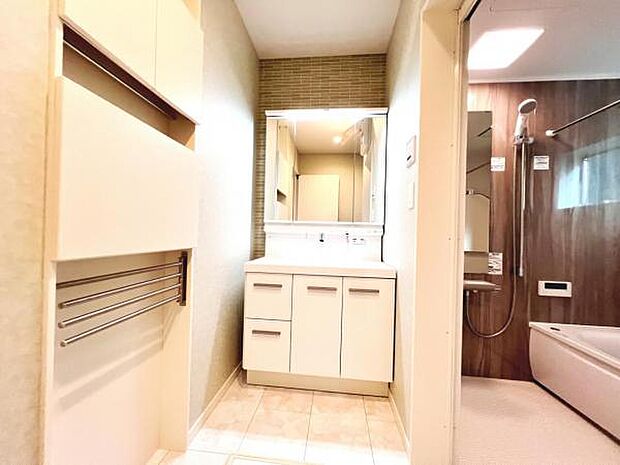 洗面化粧台です。朝の身支度から1日が始まります。