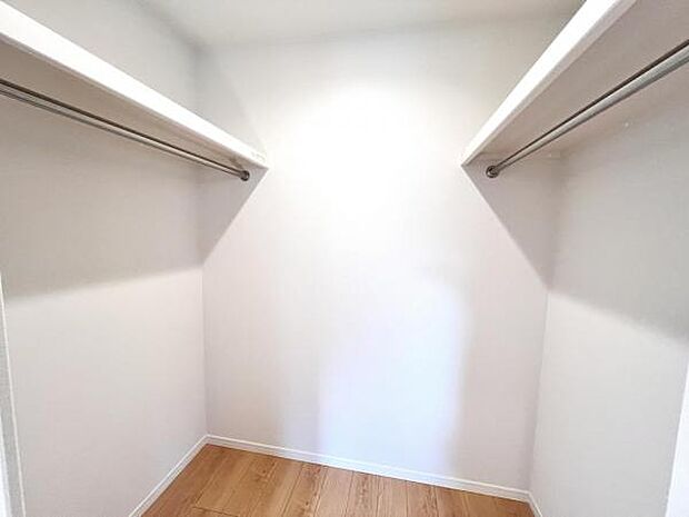 ウォークインクローゼットがあり収納スペースも豊富。季節物もスッキリ片付きそうです。