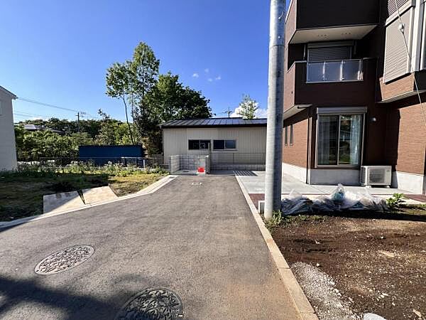 前面道路を含めた現地写真です。
