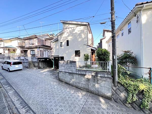 前面道路を含めた現地写真です。