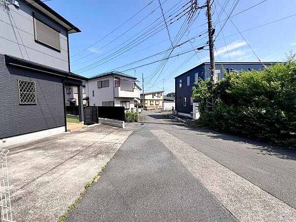 前面道路を含めた現地写真です。