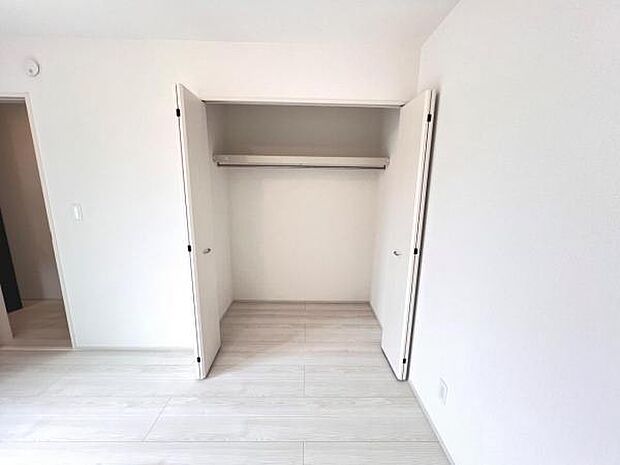 いつでもお部屋をスッキリお使い頂ける収納スペースを設置。