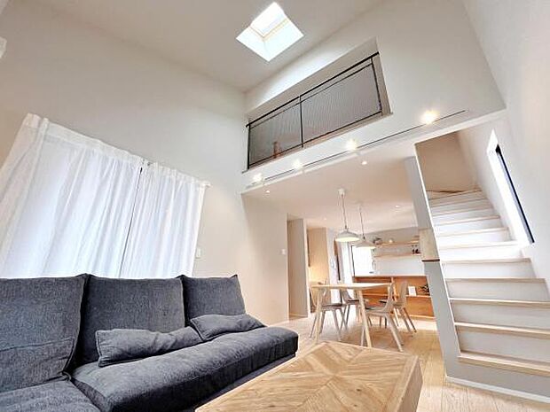 家族団らんの場所としてゆったりと居心地の良いリビングです。