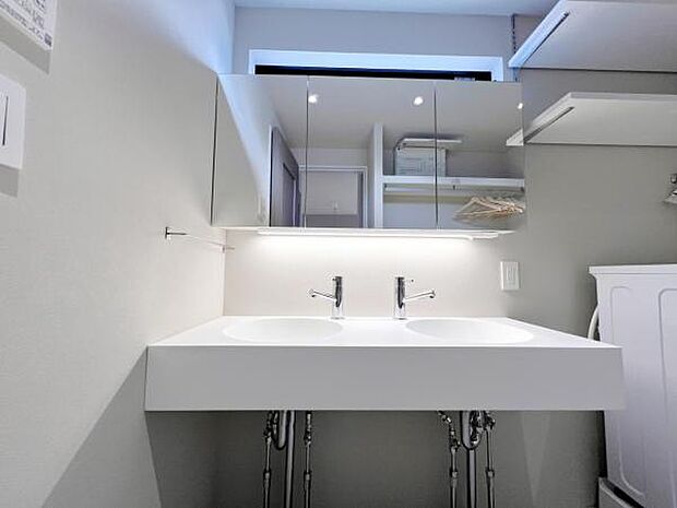 洗面化粧台です。朝の身支度から1日が始まります。