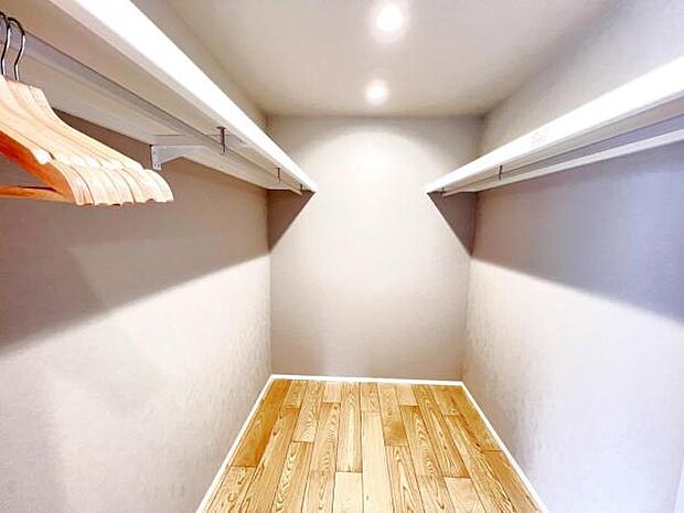 ウォークインクローゼットがあり収納スペースも豊富。季節物もスッキリ片付きそうです。
