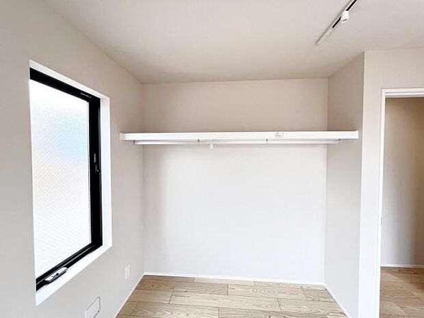 いつでもお部屋をスッキリお使い頂ける収納スペースを設置。