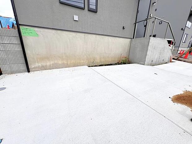 駐車場ももちろん完備しておりますのでお車所有の方にも心強いです。