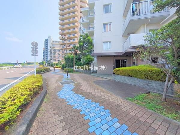 ゆったりとした印象のエントランスです。