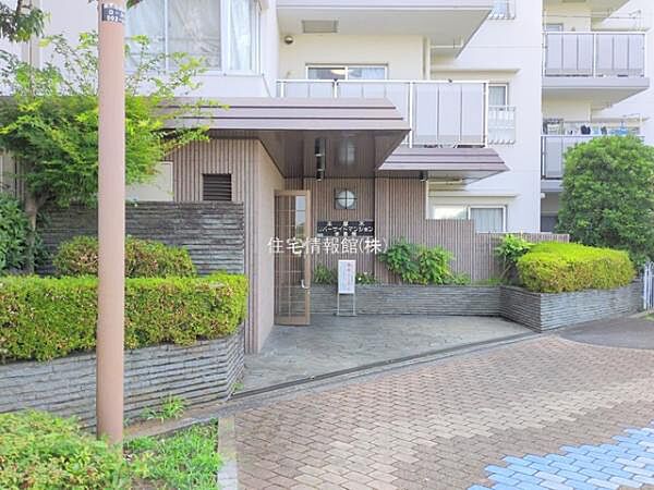 ゆったりとした印象のエントランスです。