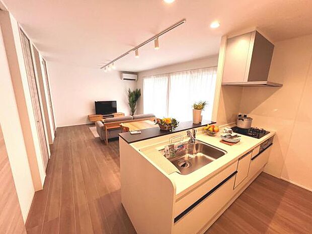 お食事中もキッチンと会話が楽しめるダイニングスペース。