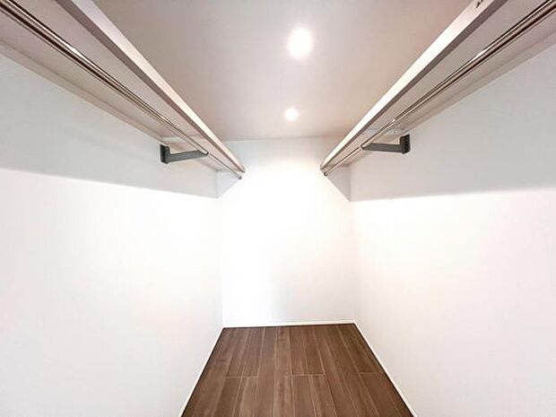 ウォークインクローゼットがあり収納スペースも豊富。季節物もスッキリ片付きそうです。