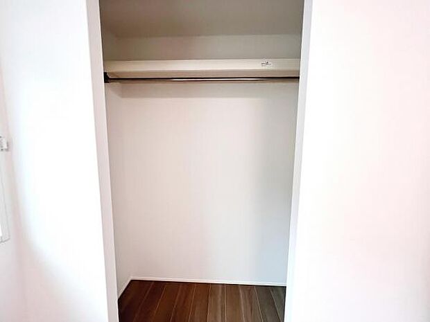 いつでもお部屋をスッキリお使い頂ける収納スペースを設置。