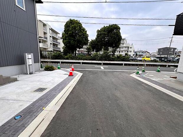前面道路を含めた現地写真です。