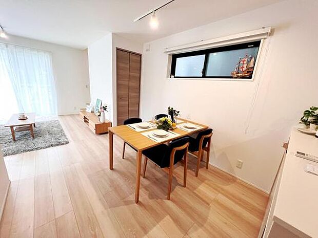 ご家族の温かい時間を演出するダイニングスペースです。