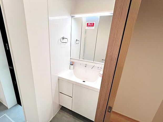 洗面化粧台です。朝の身支度から1日が始まります。