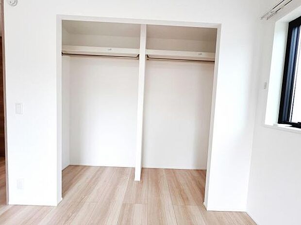 いつでもお部屋をスッキリお使い頂ける収納スペースを設置。