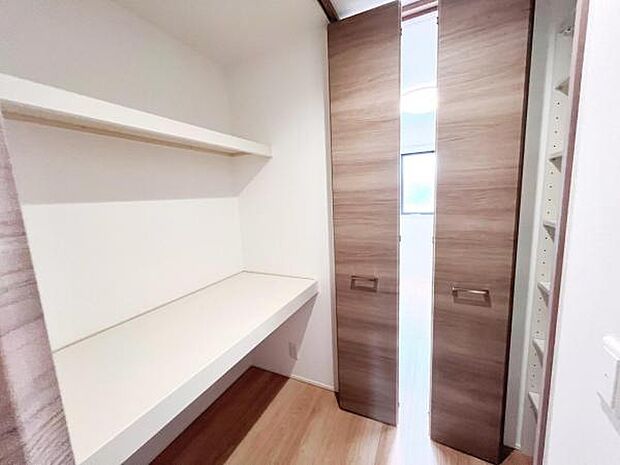 いつでもお部屋をスッキリお使い頂ける収納スペースを設置。