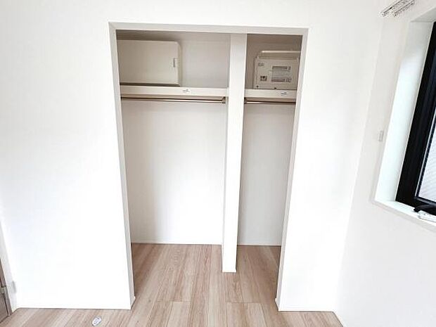 いつでもお部屋をスッキリお使い頂ける収納スペースを設置。