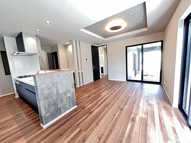 家族団らんの場所としてゆったりと居心地の良いリビングです。