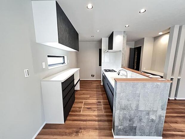 お食事中もキッチンと会話が楽しめるダイニングスペース。