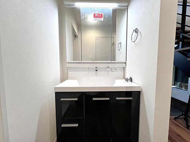 洗面化粧台です。朝の身支度から1日が始まります。