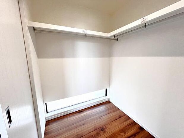 ウォークインクローゼットがあり収納スペースも豊富。季節物もスッキリ片付きそうです。