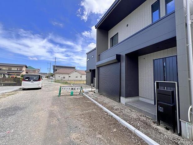 前面道路を含めた現地写真です。