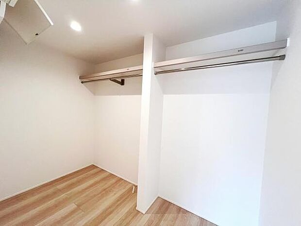 ウォークインクローゼットがあり収納スペースも豊富。季節物もスッキリ片付きそうです。
