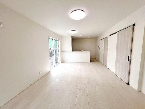 家族団らんの場所としてゆったりと居心地の良いリビングです。