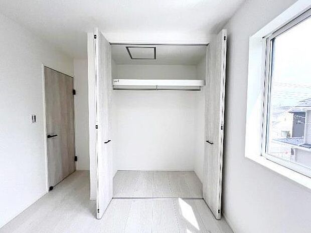 いつでもお部屋をスッキリお使い頂ける収納スペースを設置。