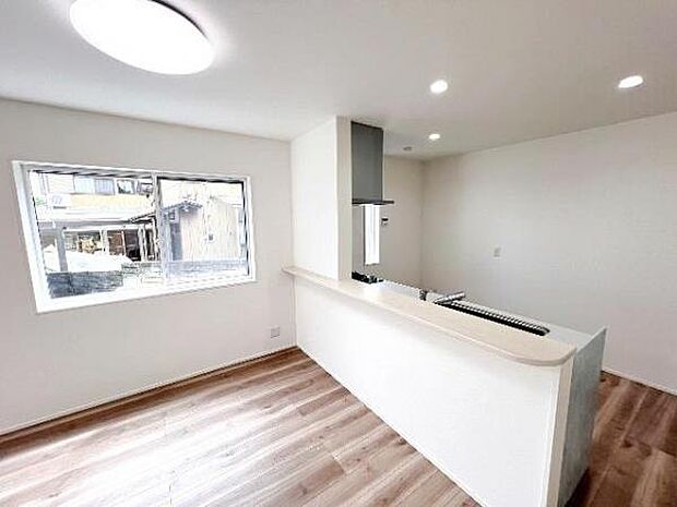 お食事中もキッチンと会話が楽しめるダイニングスペース。