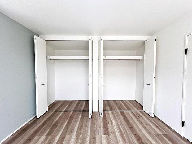 いつでもお部屋をスッキリお使い頂ける収納スペースを設置。